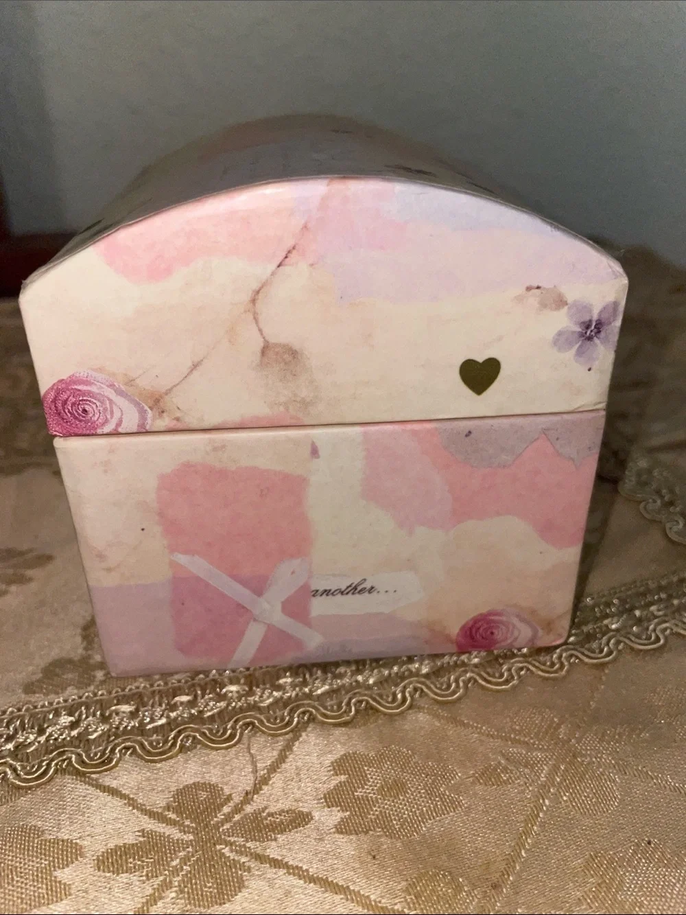 Vintage Tri-Coastal Designs, Inc.  botanical+ hearts Dome Keepsakes box. 5x4”